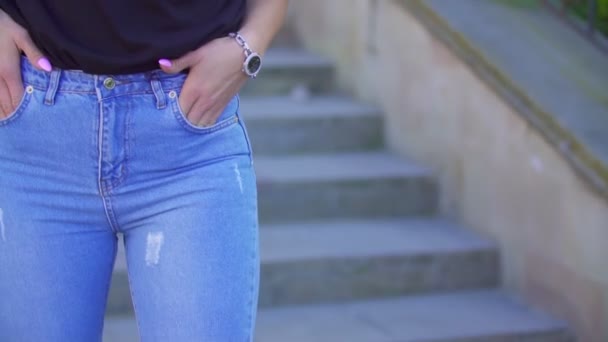 Calças de ganga femininas close-up — Vídeo de Stock