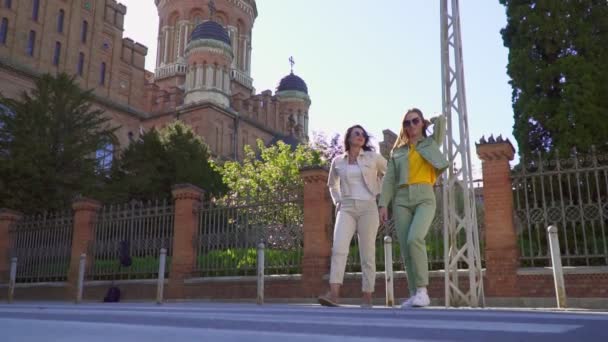 Dos chicas en gafas de sol — Vídeos de Stock