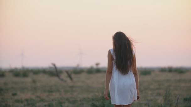 Mujer en un vestido blanco y con el pelo largo — Vídeos de Stock