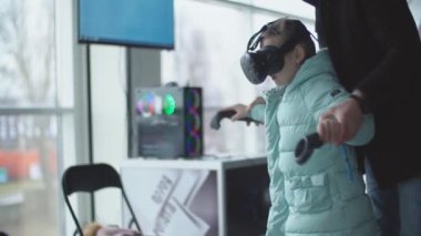 Kız sanal gerçeklik gözlükleriyle oynuyor.