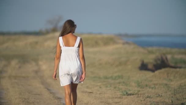 Mädchen in einem weißen Kleid in der Natur — Stockvideo