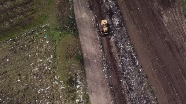 Bulldozer recoge basura en una pila — Vídeo de stock