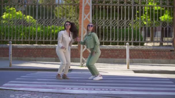 Duas meninas estão pulando — Vídeo de Stock