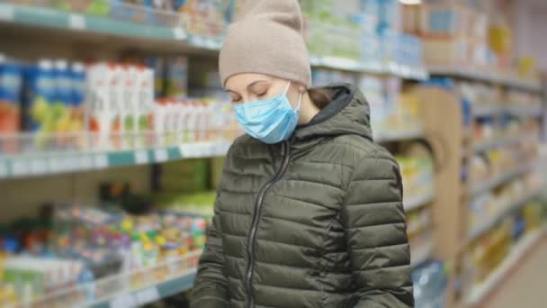 Mujer en máscara médica compra productos — Vídeo de stock