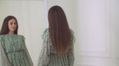 Kız aynada kendine bakıyor.