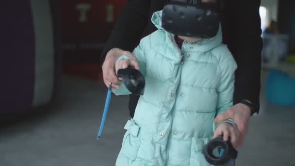 Girl plays with virtual reality glasses — Stock Video