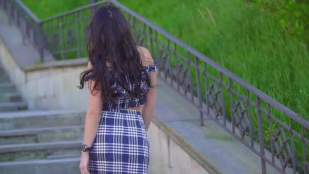 Mulher em terno xadrez com saia — Vídeo de Stock