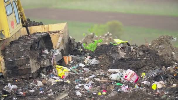 Bulldozer rups duwt afval in een stapel — Stockvideo