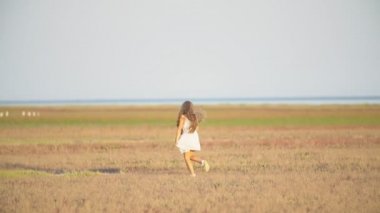 Çocuk otlakta koşar