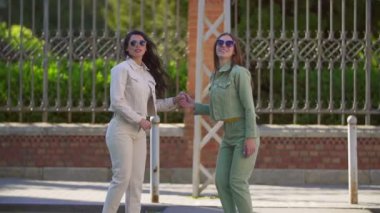 İki kız zıplıyor.