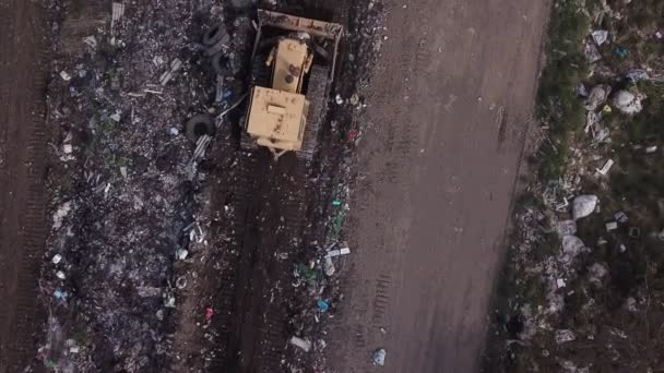 Bulldozer samlar skräp i en hög — Stockvideo