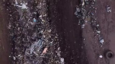Buldozer yığınla çöp topluyor.