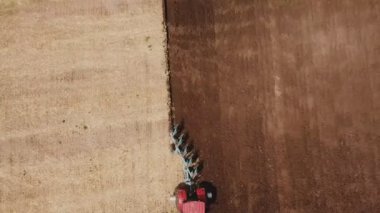 İki traktör tarlayı sürüyor.