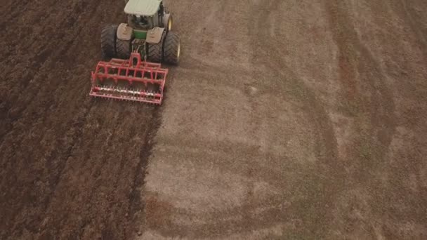 A large tractor plows a field — Stock Video