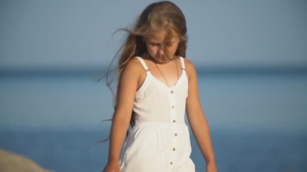Klein meisje in een witte jurk — Stockvideo