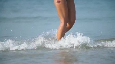 Kız suyla koşuyor.