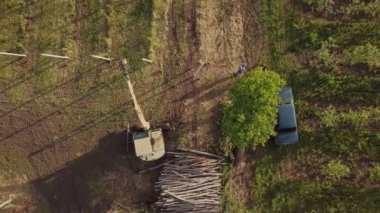 Kazıcı yere beton kutuplar çakıyor