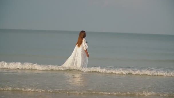 Girl walks by the sea near the shore — Stok video