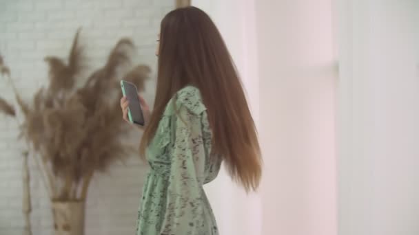 Mädchen schaut aufs Telefon — Stockvideo