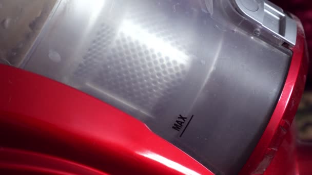 사이클론 진공청소기에서 나온 플라스크를 클로즈업 한 모습 — 비디오
