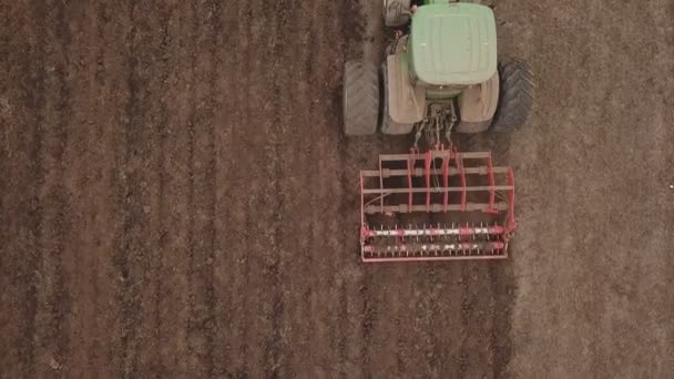 Egy nagy traktor szántja a mezőt — Stock videók