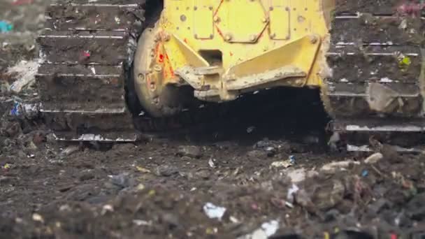 Trabalho de uma lagarta bulldozer com uma pá — Vídeo de Stock