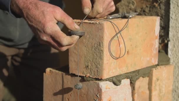 Albañilería por un trabajador — Vídeo de stock