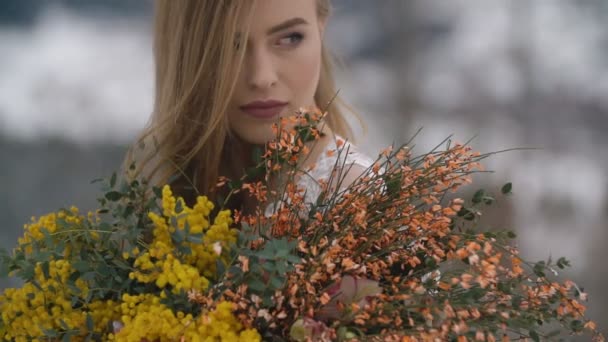 Porträt einer Braut mit Blumen — Stockvideo