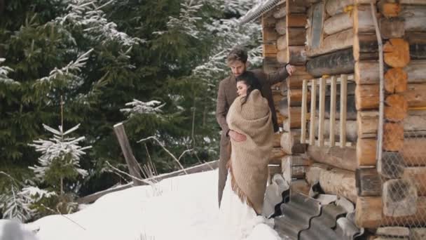 Пара рядом с деревянным домом — стоковое видео