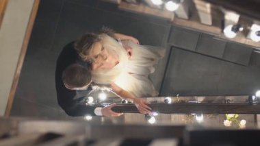 Karı ve koca toplanma yerlerinde dururlar.