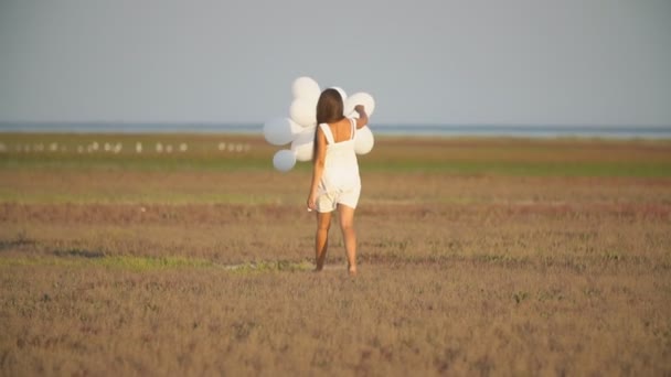 Menina com balões — Vídeo de Stock