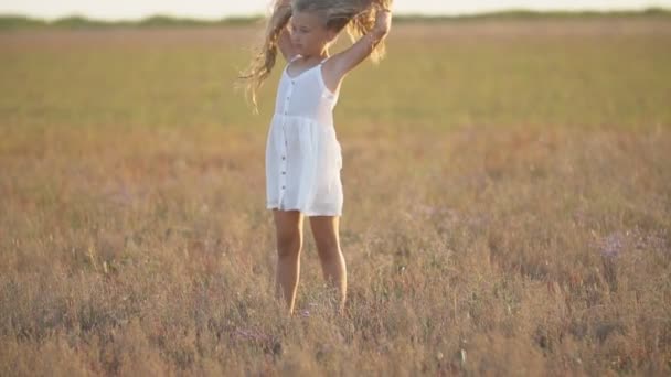 Liten flicka i en vit klänning — Stockvideo
