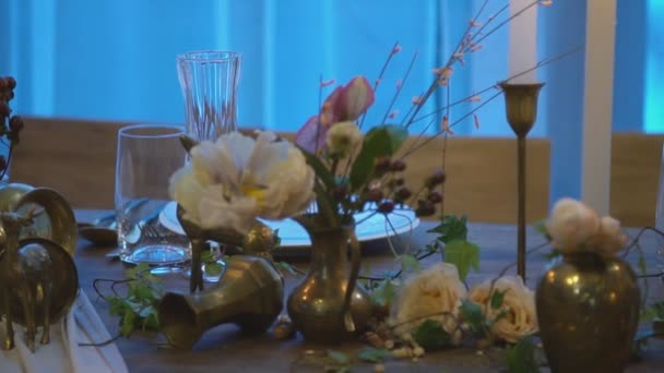 Mesa com flores e velas de luz — Vídeo de Stock