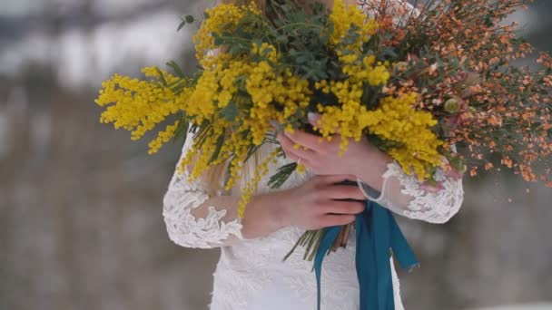 Porträtt av en brud med blommor — Stockvideo