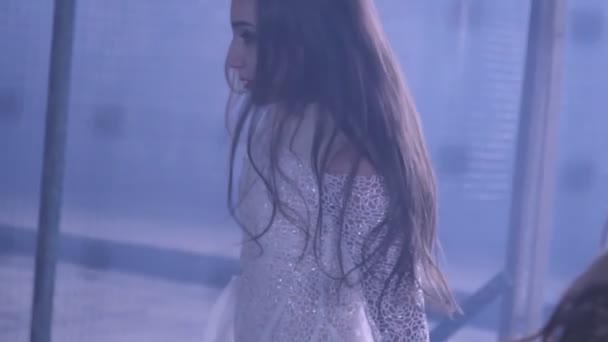 느린 동작으로 춤추는 소녀 — 비디오