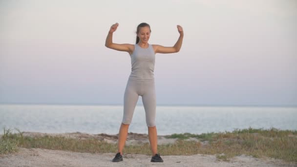 Exercices de fille près de la mer — Video