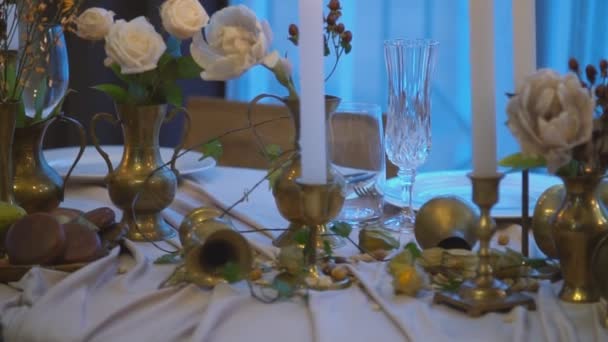 Mesa com flores e velas de luz — Vídeo de Stock