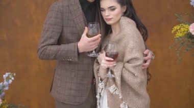 Genç çift şarap içiyor.