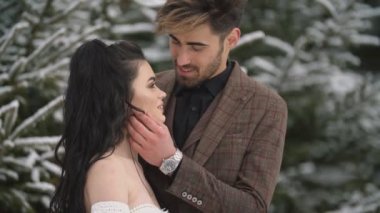 Genç çift ormanda sarılıyor.