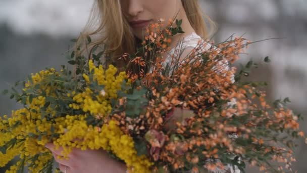 Portrait d'une mariée avec des fleurs — Video