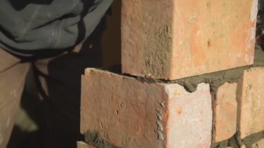 Bir işçi tarafından tuğla döşeme