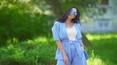 Mavi elbiseli kadın.