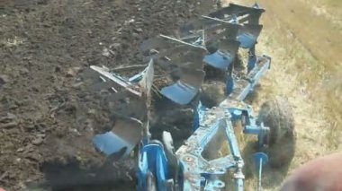 Saban kabini manzaralı bir traktör.