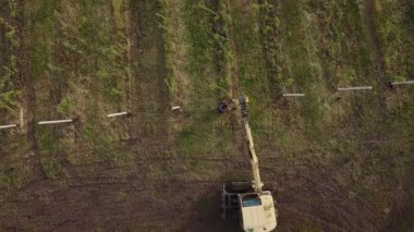 Kazıcı beton bir sütunu çekiçliyor