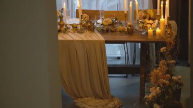 Çiçekli ve mumlu bir masa.