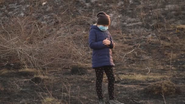 Kind met een medisch masker in de natuur — Stockvideo