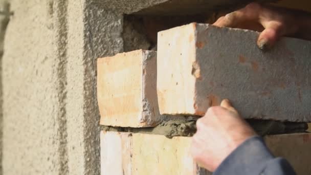 工人铺的砖头 — 图库视频影像