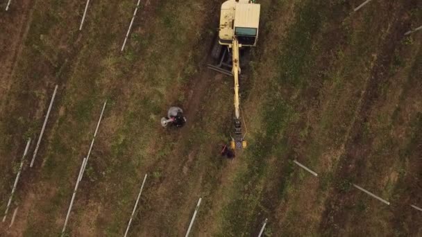 Graafmachine hamert een betonnen zuil — Stockvideo