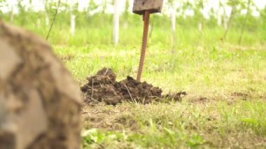 Bir metal tutucuyu yere vidalamak