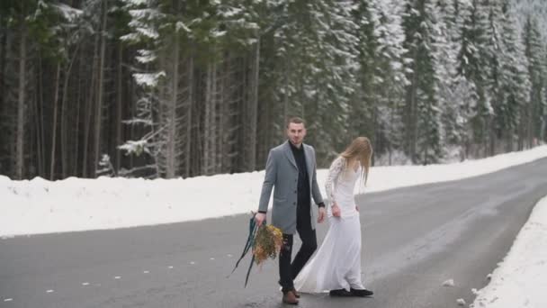 若い夫婦が森の中を歩いていると — ストック動画